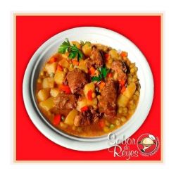 Ternera con papas y arvejas en salsa italiana