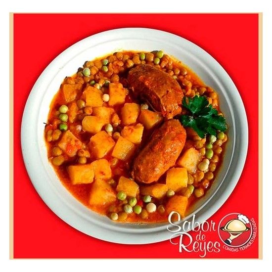 Chorizos a la pomarola, papas cubo y salsa capri