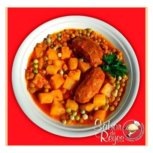 Chorizos a la pomarola, papas cubo y salsa capri