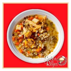 Puchero de gallina con arroz y vegetales