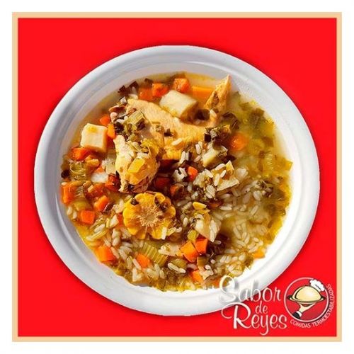 Puchero de gallina con arroz y vegetales